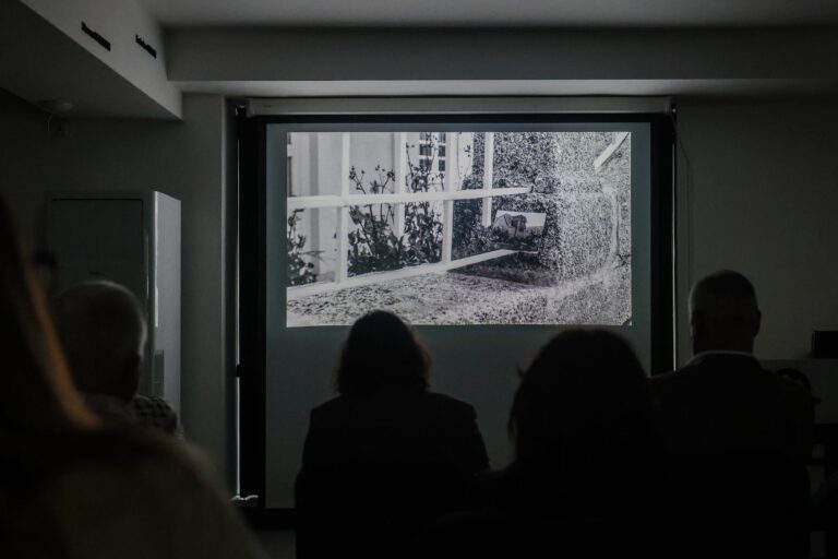 A sessão comemorativa do quinto aniversário da Casa das Imagens – Lauro António incluiu a exibição de “A memória das sombras”, realizado por Frederico Corado, em 2024