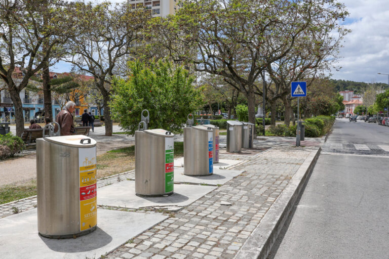 Contentores de Lixo na Avenida Luísa Todi