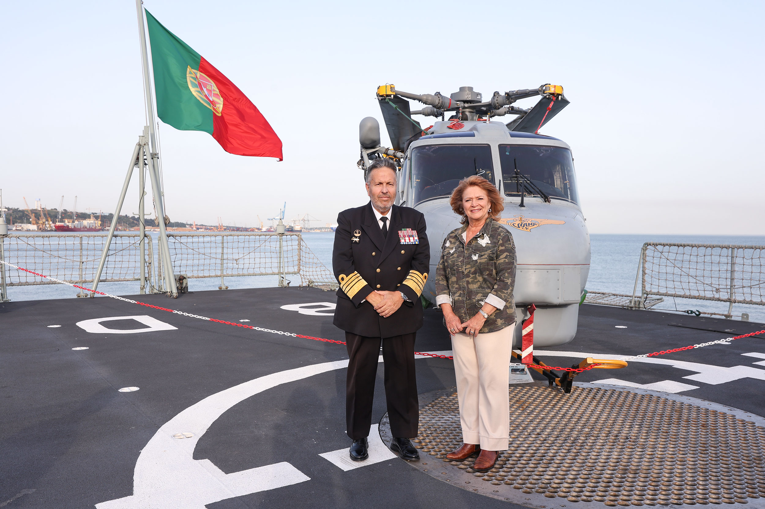 A presidente Maria das Dores Meira e o chefe do Estado-Maior da Armada no NRP Bartolomeu Dias
