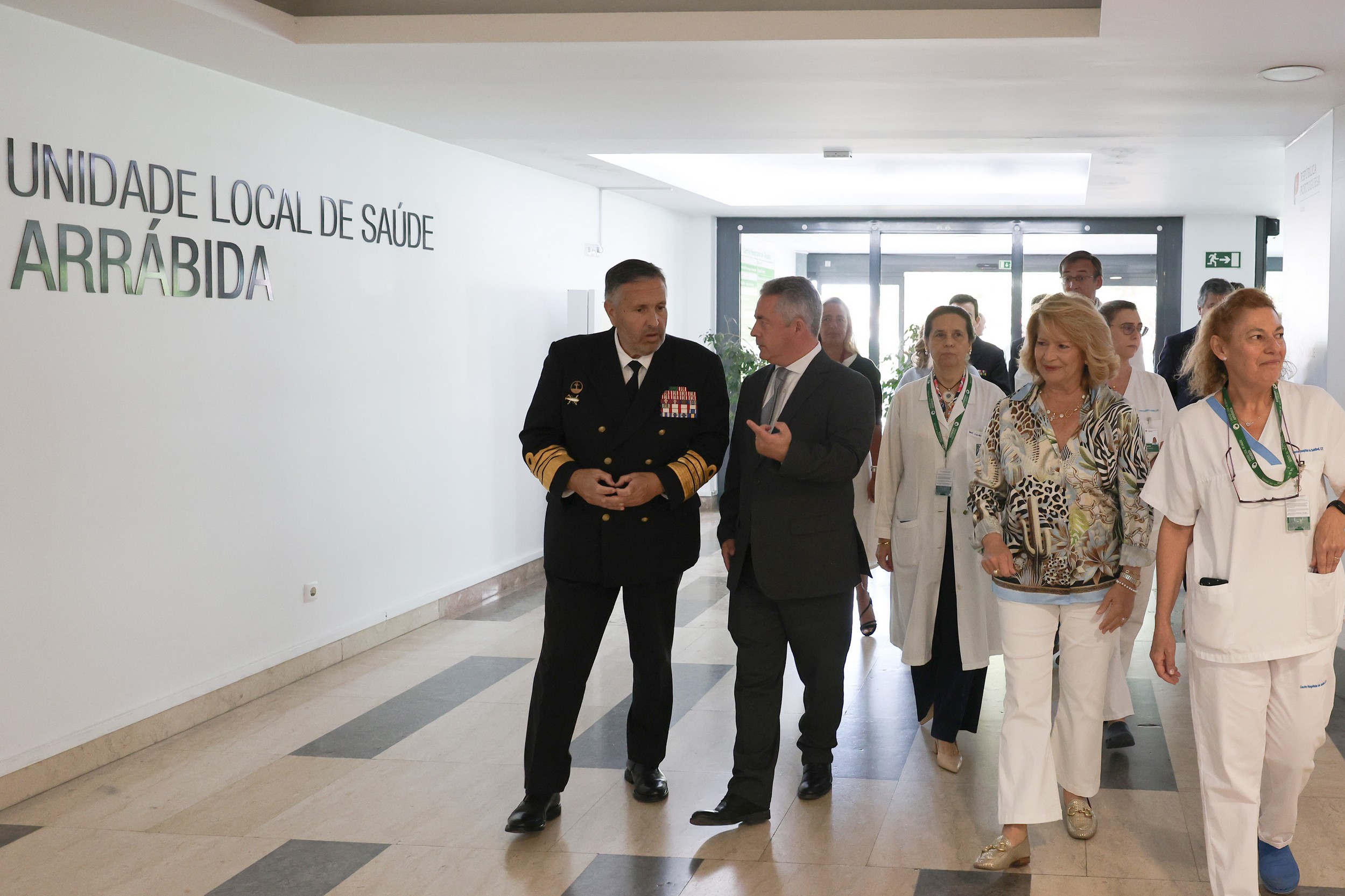 Liderada pelo chefe do Estado-Maior da Armada, almirante Jorge Nobre de Sousa, a comitiva da Marinha foi acompanhada pelos presidentes da Câmara Municipal, Maria das Dores Meira, e do conselho de administração da Unidade Local de Saúde das Arrábida (ULSA), Luís Pombo