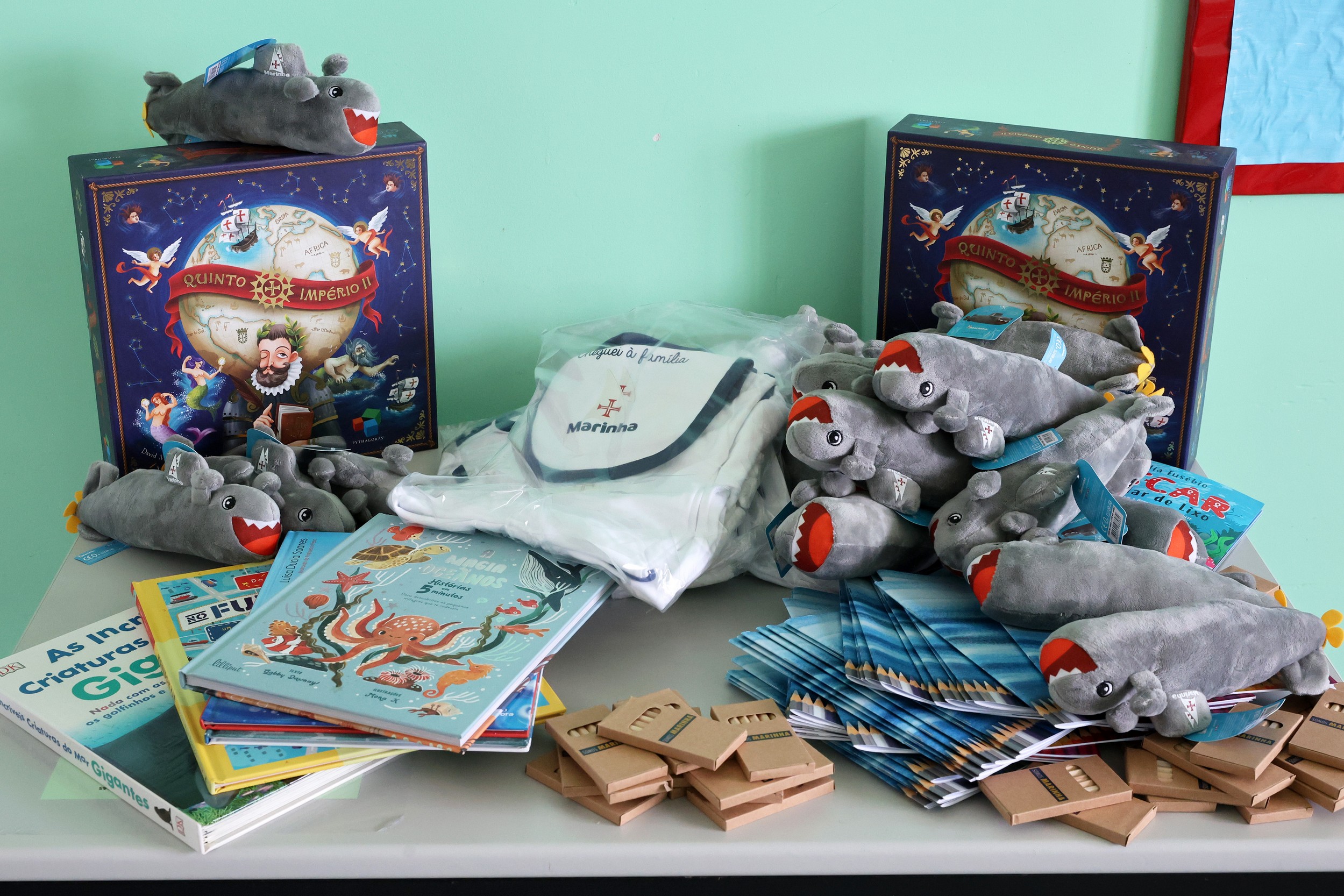 As crianças internadas foram presenteadas com várias lembranças, incluindo submarinos-tubarão de peluche, tendo igualmente sido entregues kits com babygrows, babetes e doudous (fraldas de pano com um boneco) destinados aos bebés nascidos na semana do Dia da Marinha