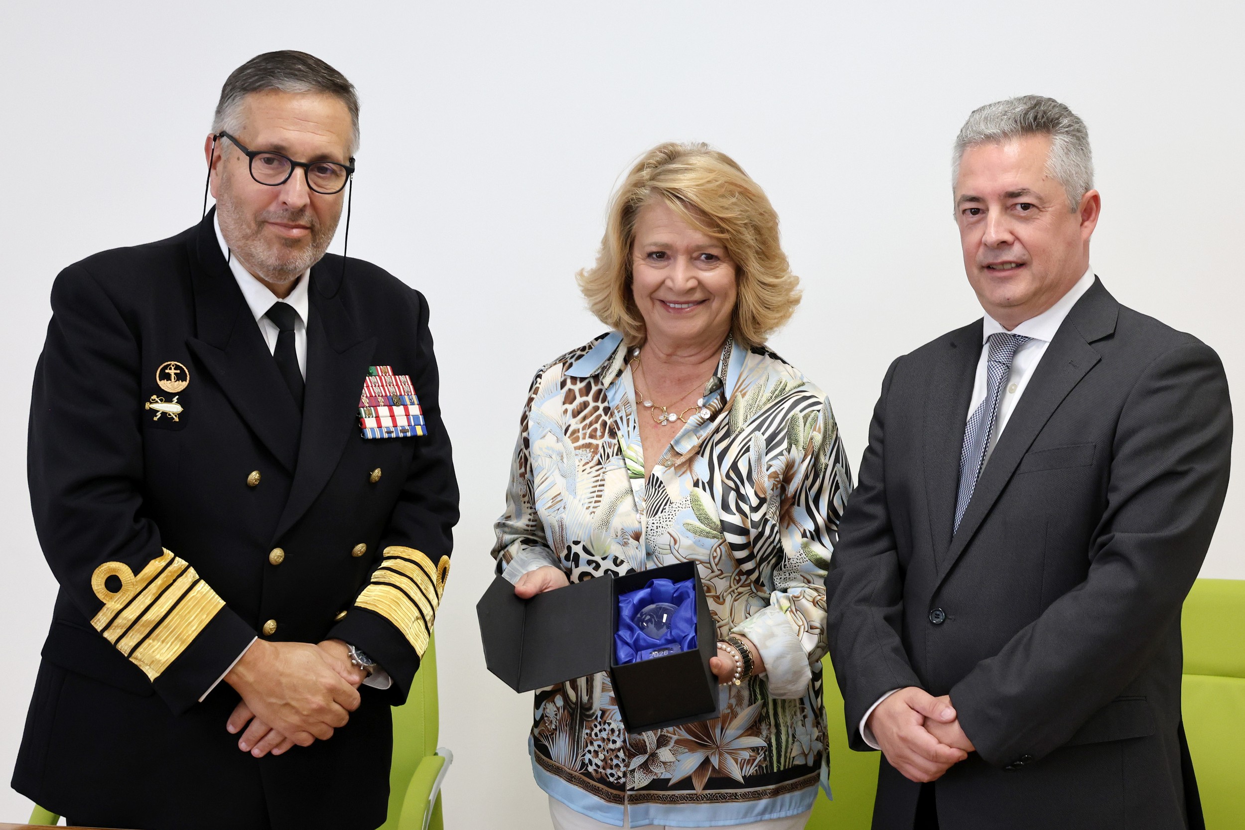 Antes da entrega de uma lembrança à presidente Maria das Dores Meira e ao CEMA, o presidente do conselho de administração da ULSA, Luís Pombo, agradeceu à Marinha Portuguesa pela visita