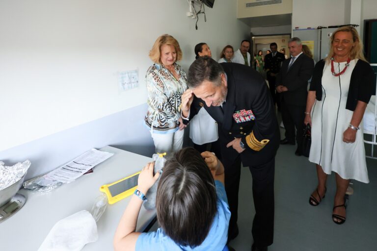 O almirante Jorge Nobre de Sousa desejou rápida recuperação às crianças internadas e ofereceu-lhes várias lembranças