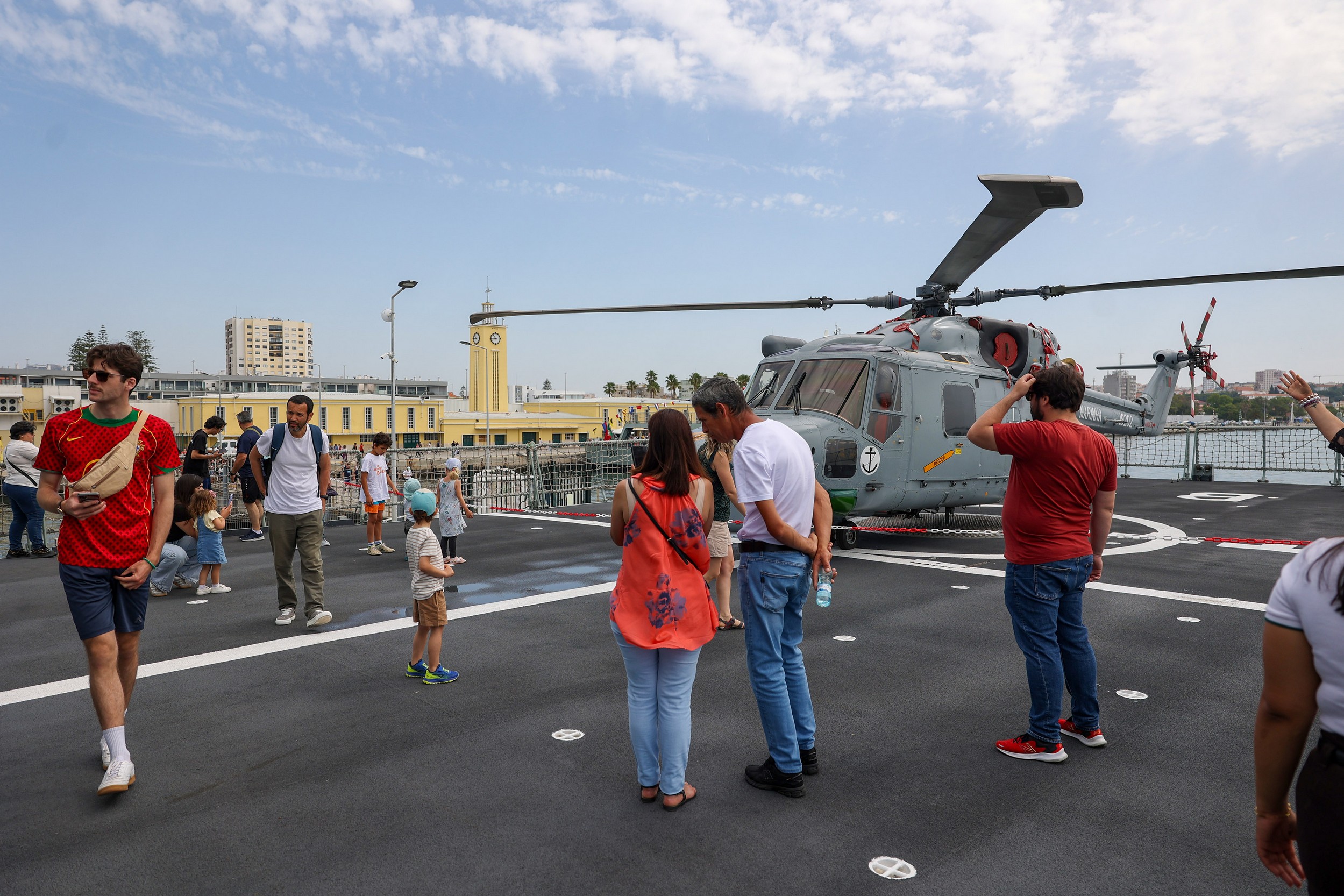 No NRP Bartolomeu Dias esteve um helicóptero Lynx da Marinha Portuguesa