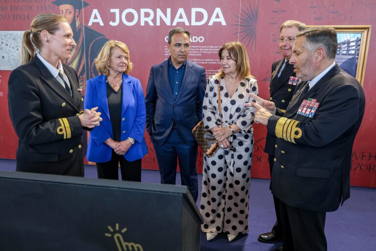 O chefe do Estado-Maior da Armada, almirante Jorge Nobre de Sousa, acompanhou a presidente da Câmara Municipal, Maria das Dores Meira, e os vereadores Maria do Carmo Tiago e Bruno Russo na abertura da exposição.