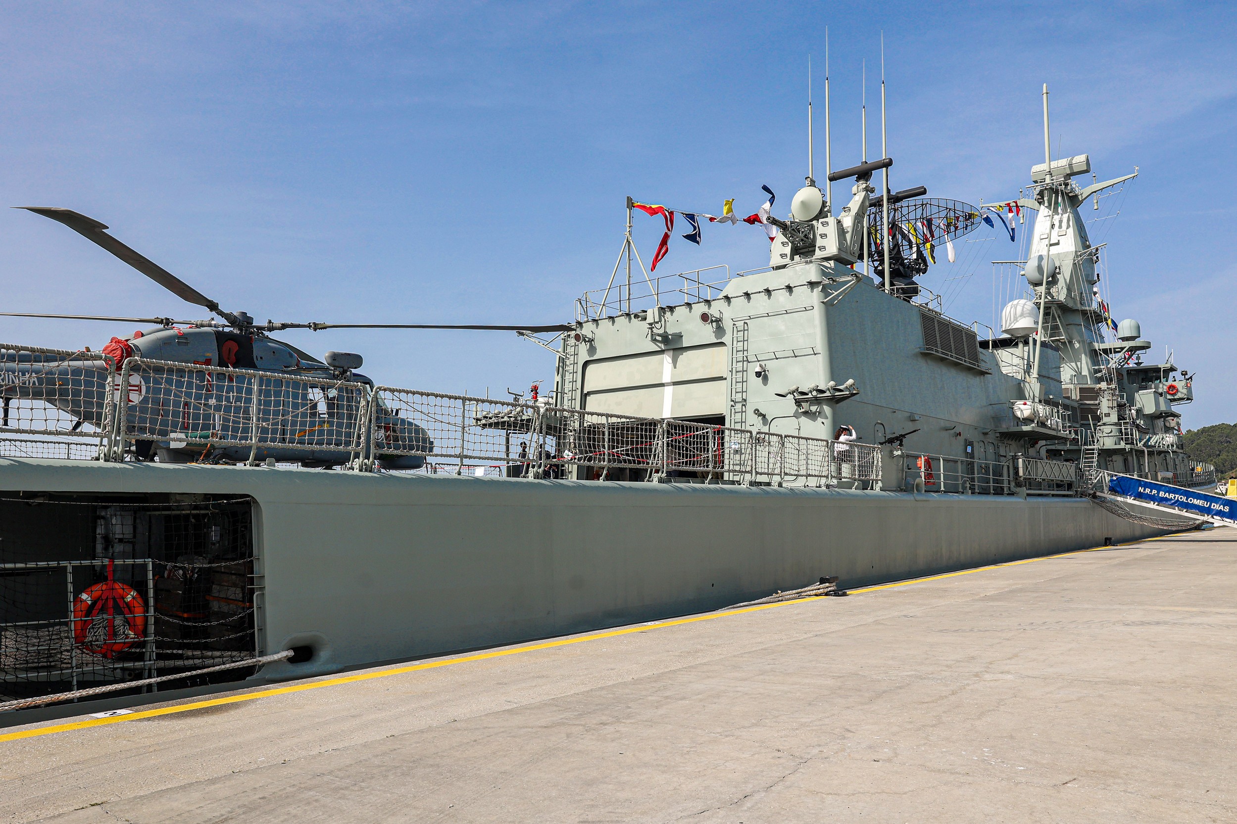 O NRP Bartolomeu Dias é um dos quatro navios à descoberta da população