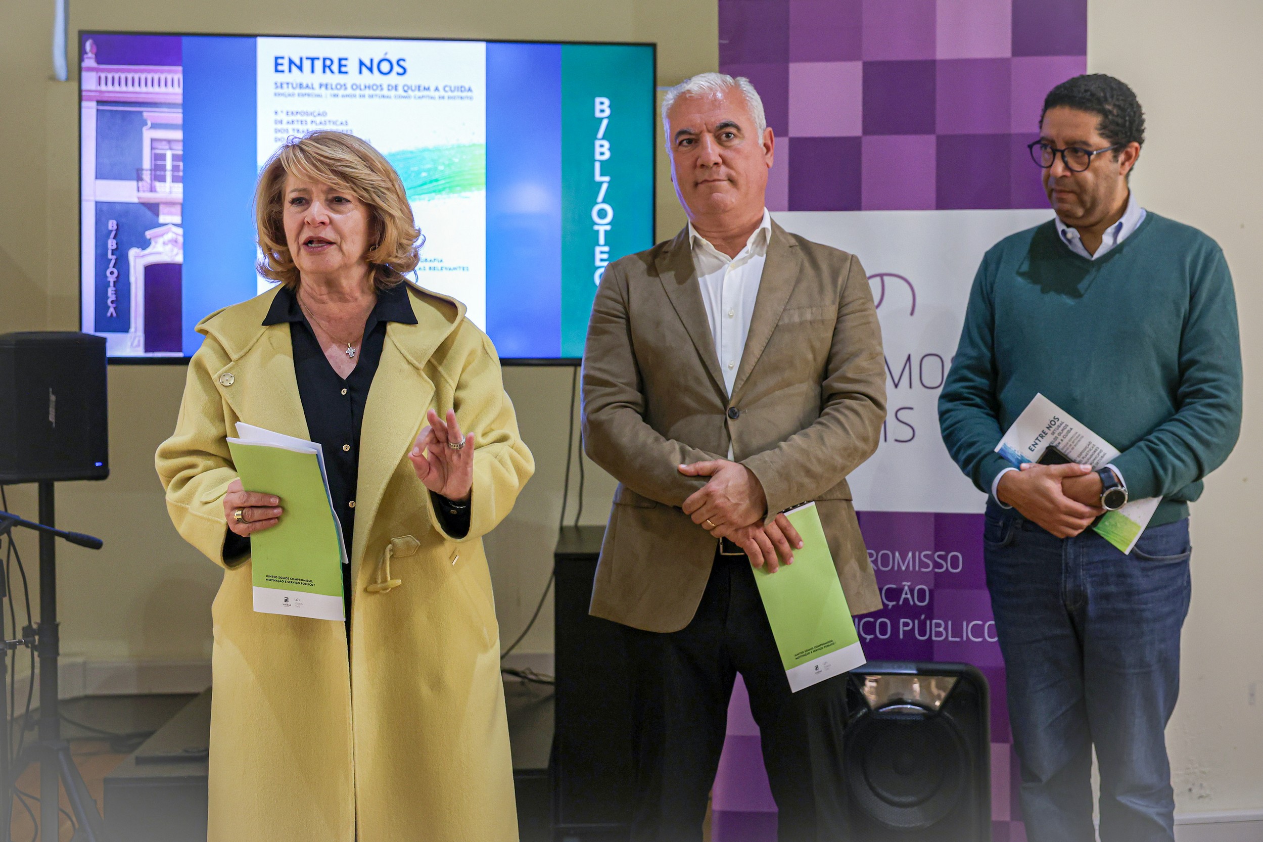 A presidente da Câmara Municipal, Maria das Dores Meira, agradeceu ao projeto “Somos CMS” pelo trabalho desenvolvido na valorização dos trabalhadores municipais, destacando a importância de reconhecer não só o lado profissional, mas também os seus percursos, talentos e criatividade