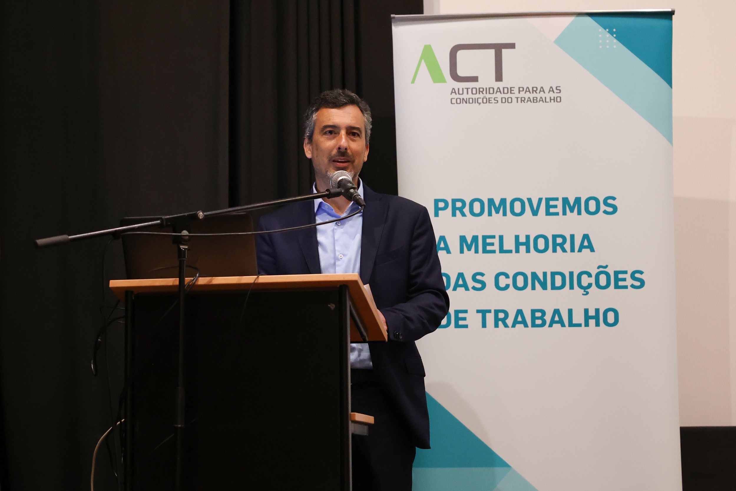 O subdiretor da Unidade Local de Setúbal da ACT, João Tavares, destacou a importância da saúde mental e do bem-estar psicossocial nos ambientes de trabalho
