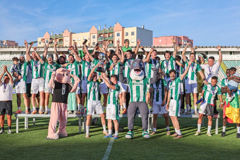 Vitória sobe de divisão - entrega da taça