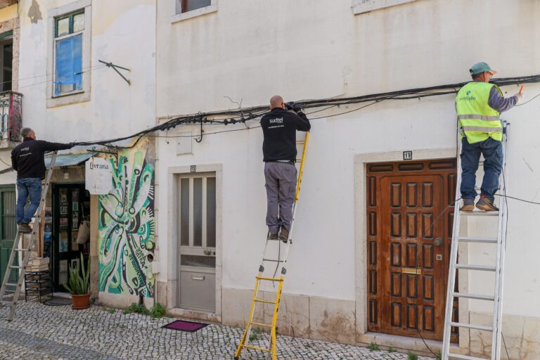 Remoção de cabos inativos nas fachadas dos edifícios da Baixa