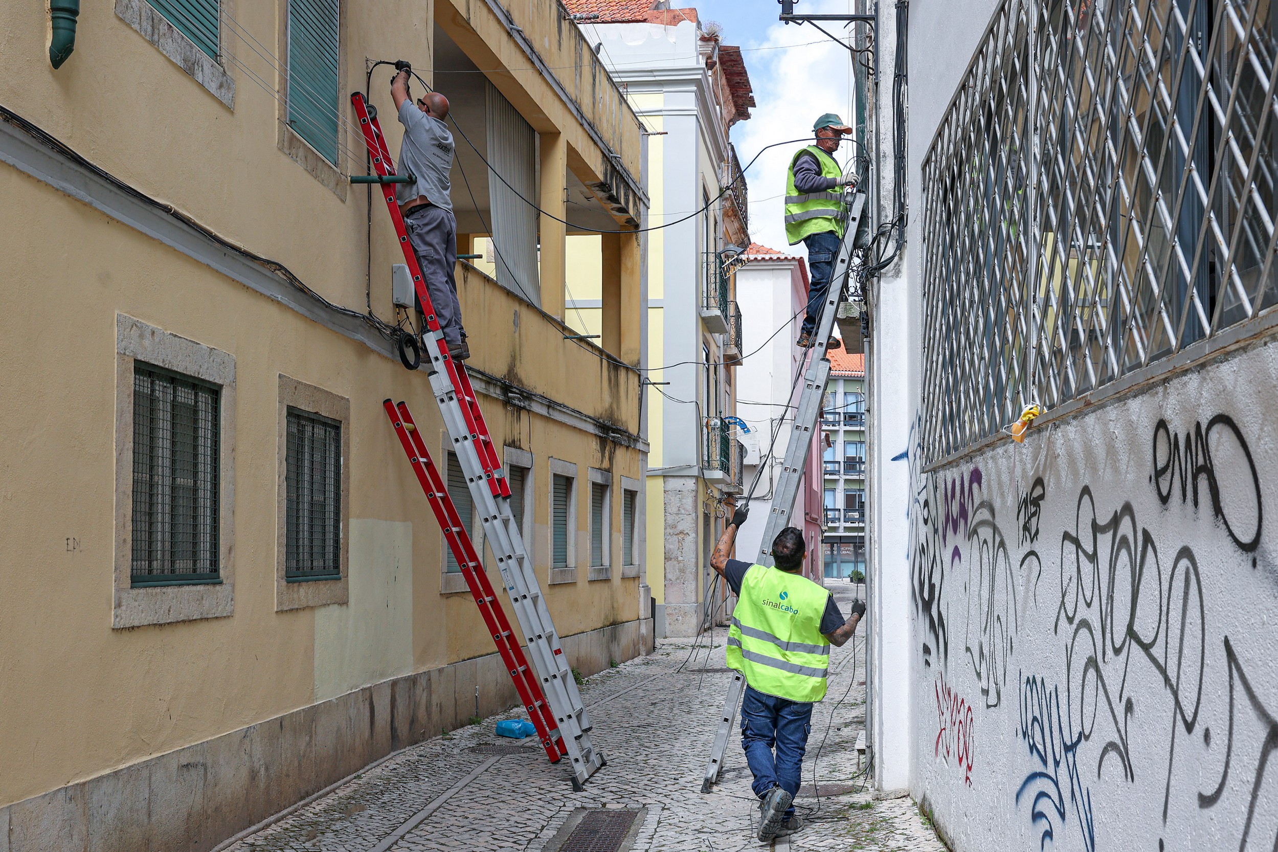 Remoção de cabos inativos nas fachadas dos edifícios da Baixa