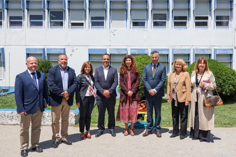 Visita do Executivo municipal e do Ministro da Educação à Escola Básica de Azeitão