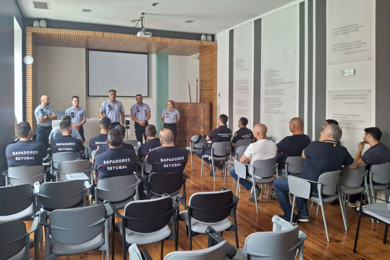Curso de formação de operadores de combate à poluição em Setúbal
