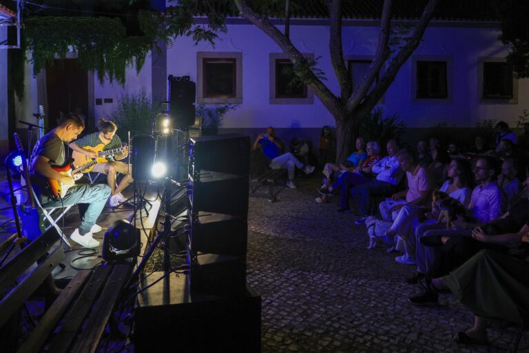 Foram interpretados standards jazzísticos e temas de compositores como Kenny Wheeler e Bill Frisell