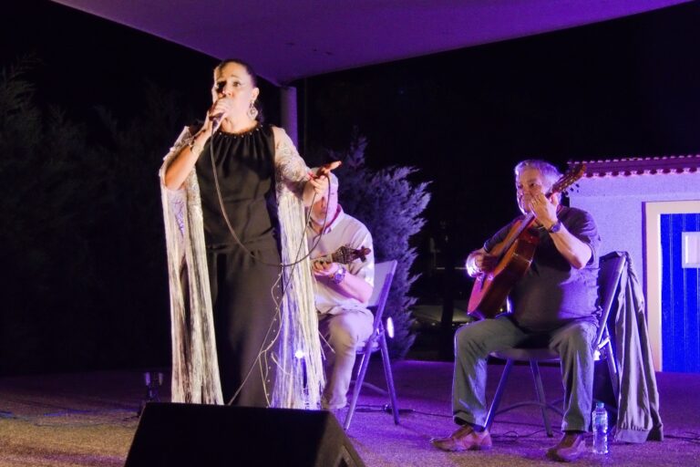 Maria do Céu Freitas acompanhada de Pedro Antunes na guitarra portuguesa e de Vítor Pereira na viola de fado