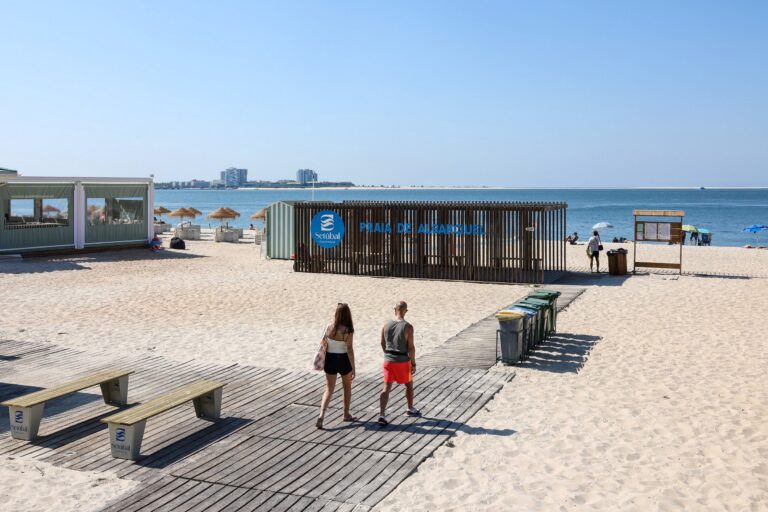 Reabilitação de um conjunto de equipamentos de apoio aos utilizadores das praias da Arrábida