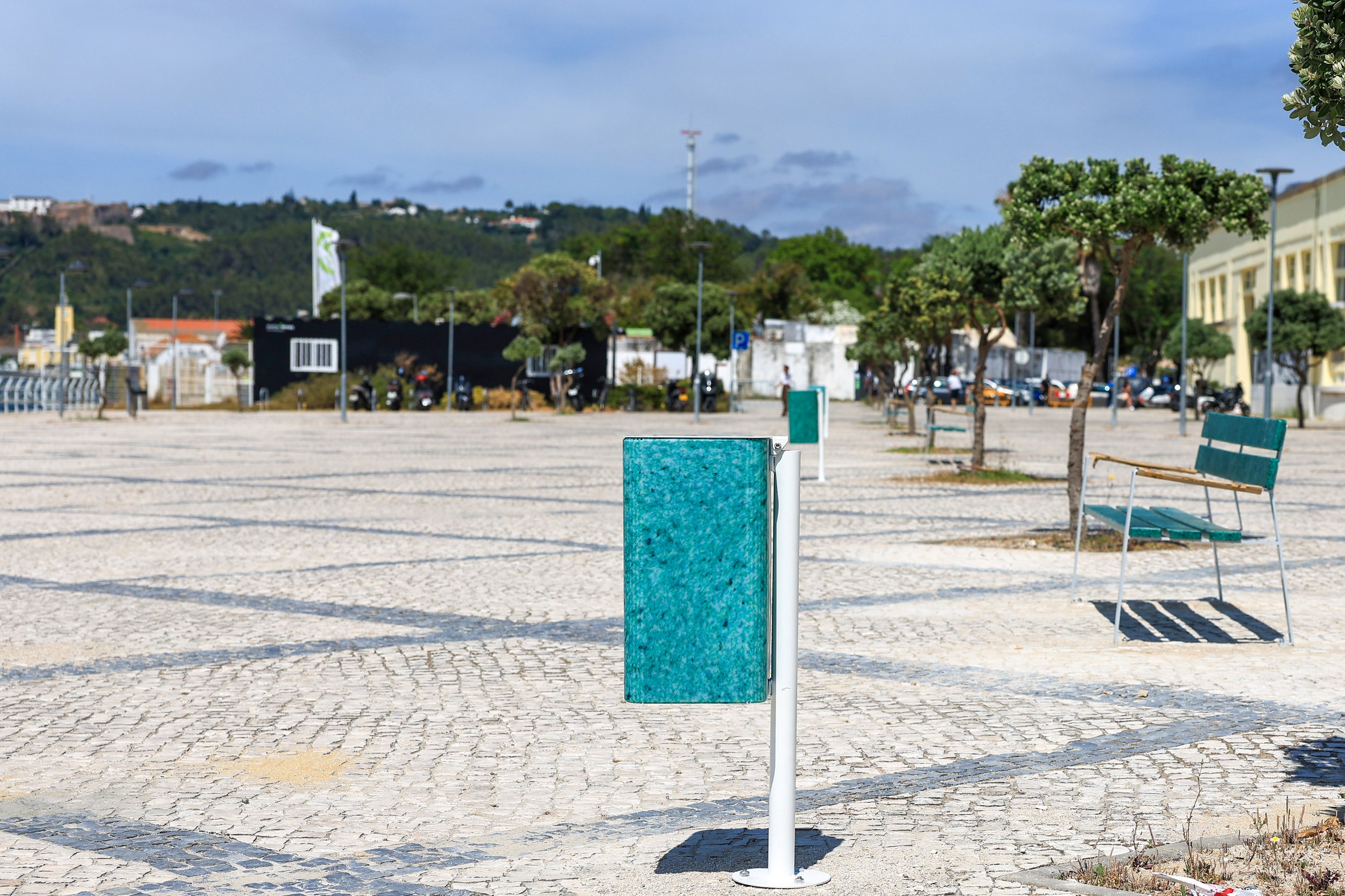 Bancos e papeleiras de construção sustentável, feitos a partir de quatro mil redes de pesca recicladas