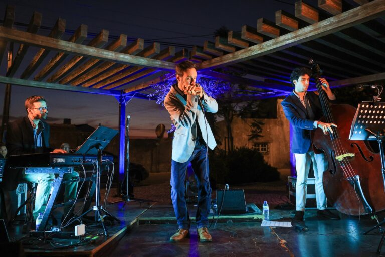 Concerto intimista do trio Monks na Meia Praia, composto por Gonçalo Sousa, Carlos Garcia e Gonçalo Naia