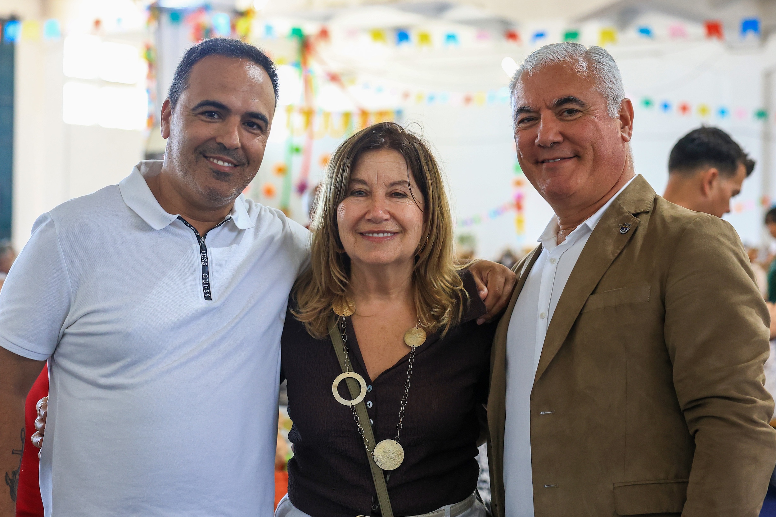 A vice-presidente do município, Maria do Carmo Tiago, acompanhada pelos vereadores Bruno Russo, à esquerda, e Paulo Maia, à direita