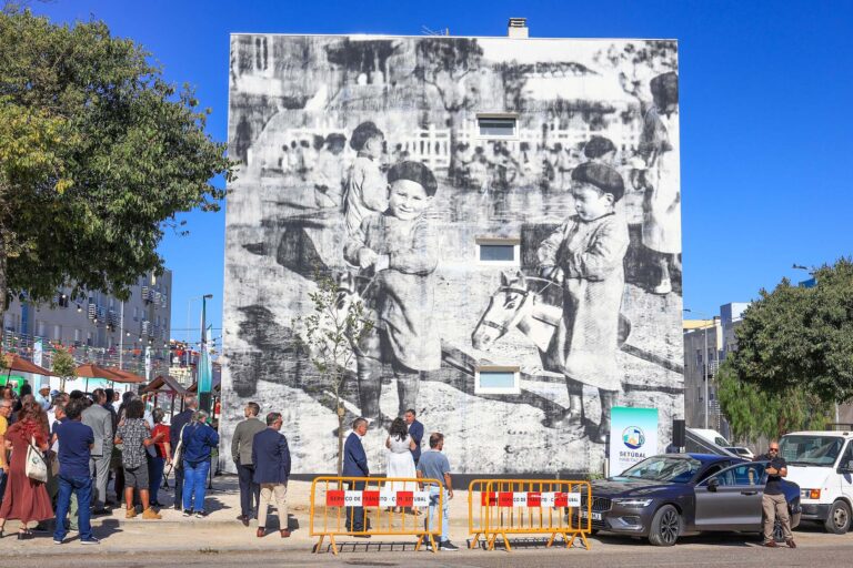 Apresentação dos resultados da reabilitação da habitação pública municipal - Mural de arte urbana "Tempo", de Ricardo Romero, nas Manteigadas