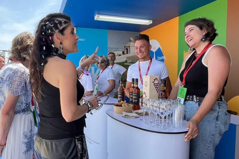 Setúbal marcou presença com a promoção de experiências dos operadores turísticos, com a oferta de merchandising diverso e uma área de degustação com produtos da região
