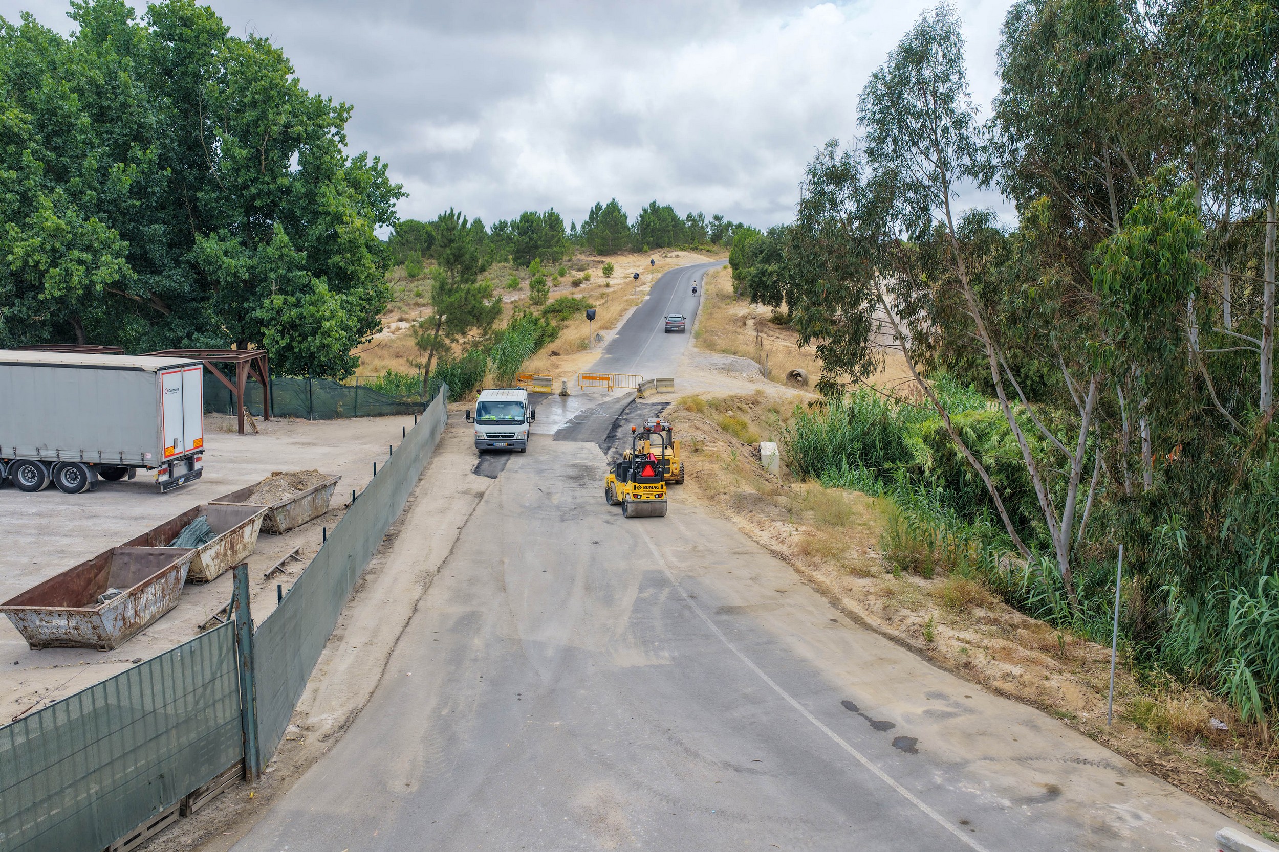 Obras para abrir via de circulação automóvel alternada provisória na Rua da Mata