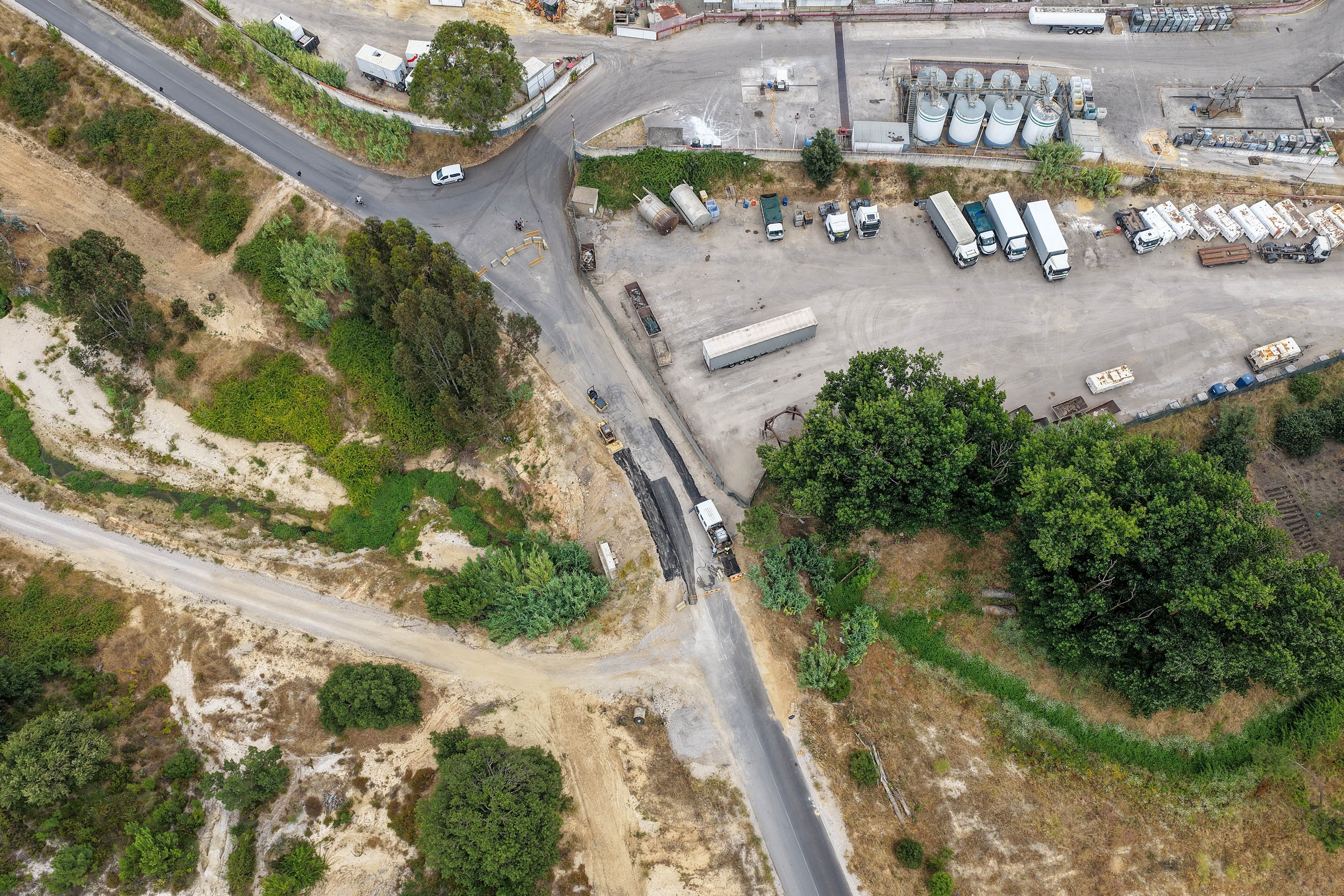 Obras para abrir via de circulação automóvel alternada provisória na Rua da Mata