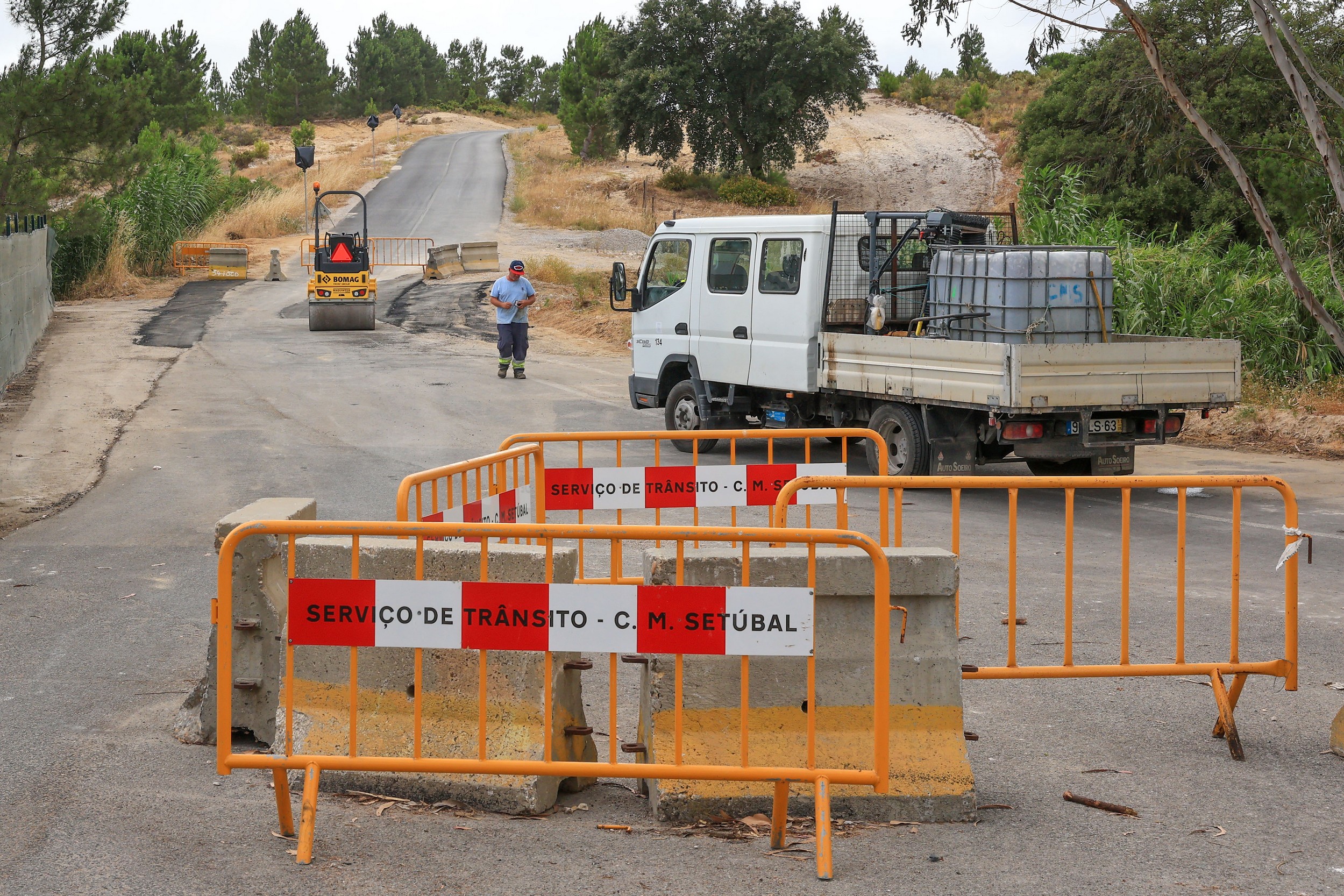 Obras para abrir via de circulação automóvel alternada provisória na Rua da Mata