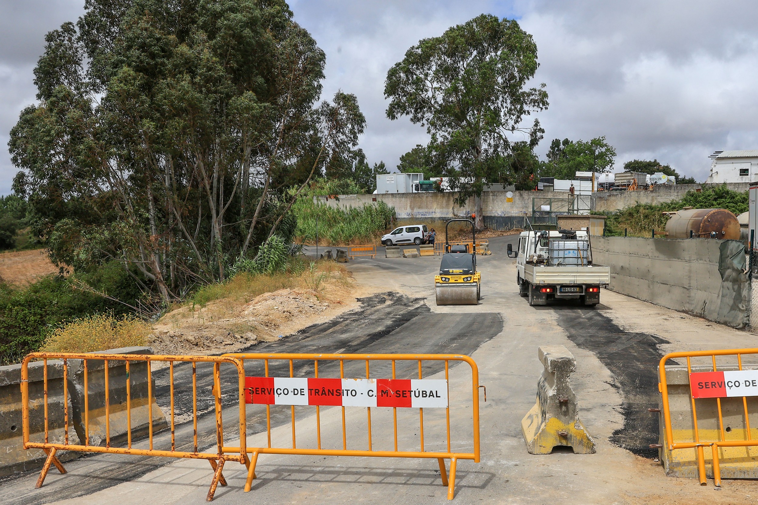 Obras para abrir via de circulação automóvel alternada provisória na Rua da Mata