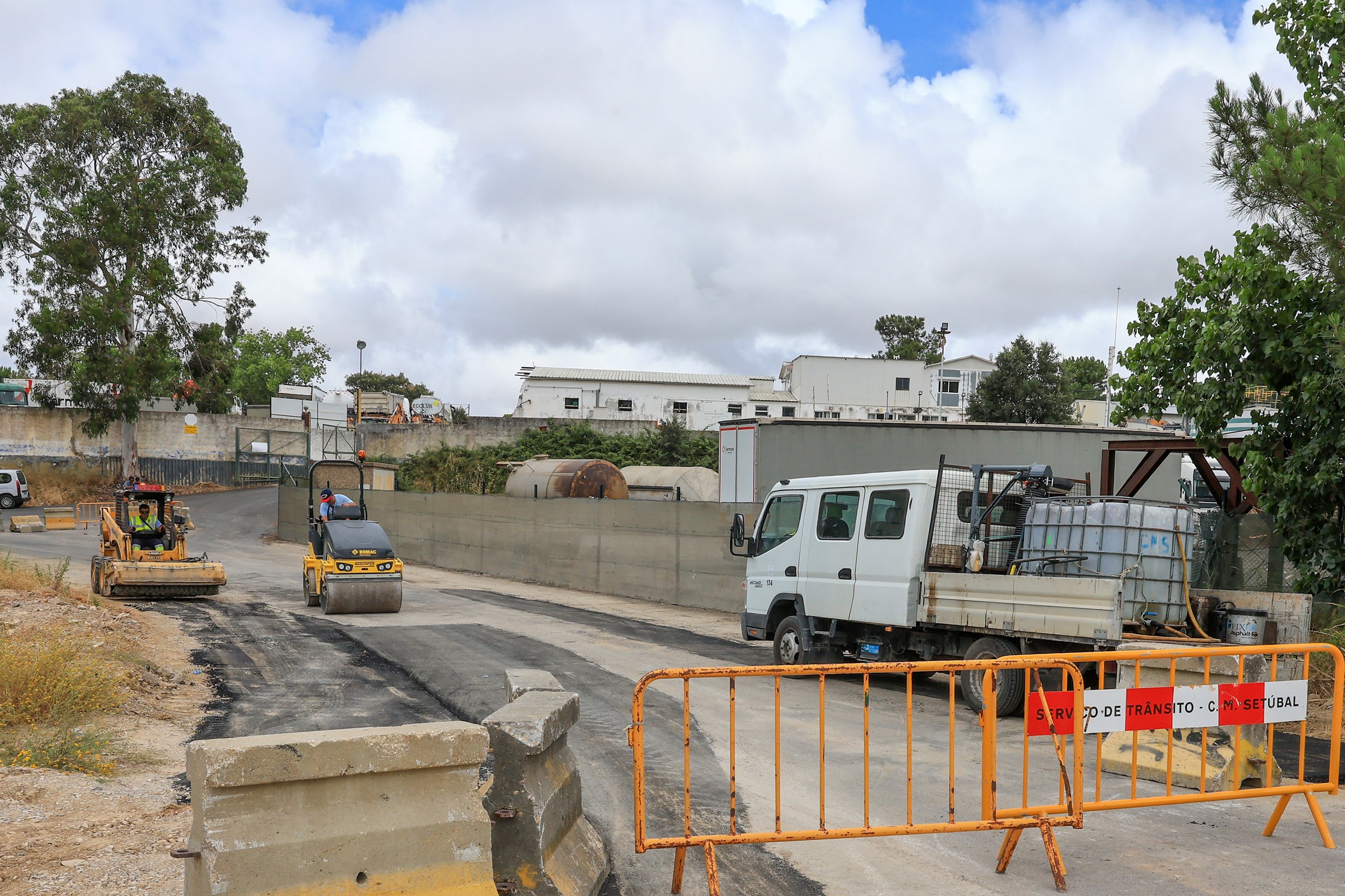 Obras para abrir via de circulação automóvel alternada provisória na Rua da Mata