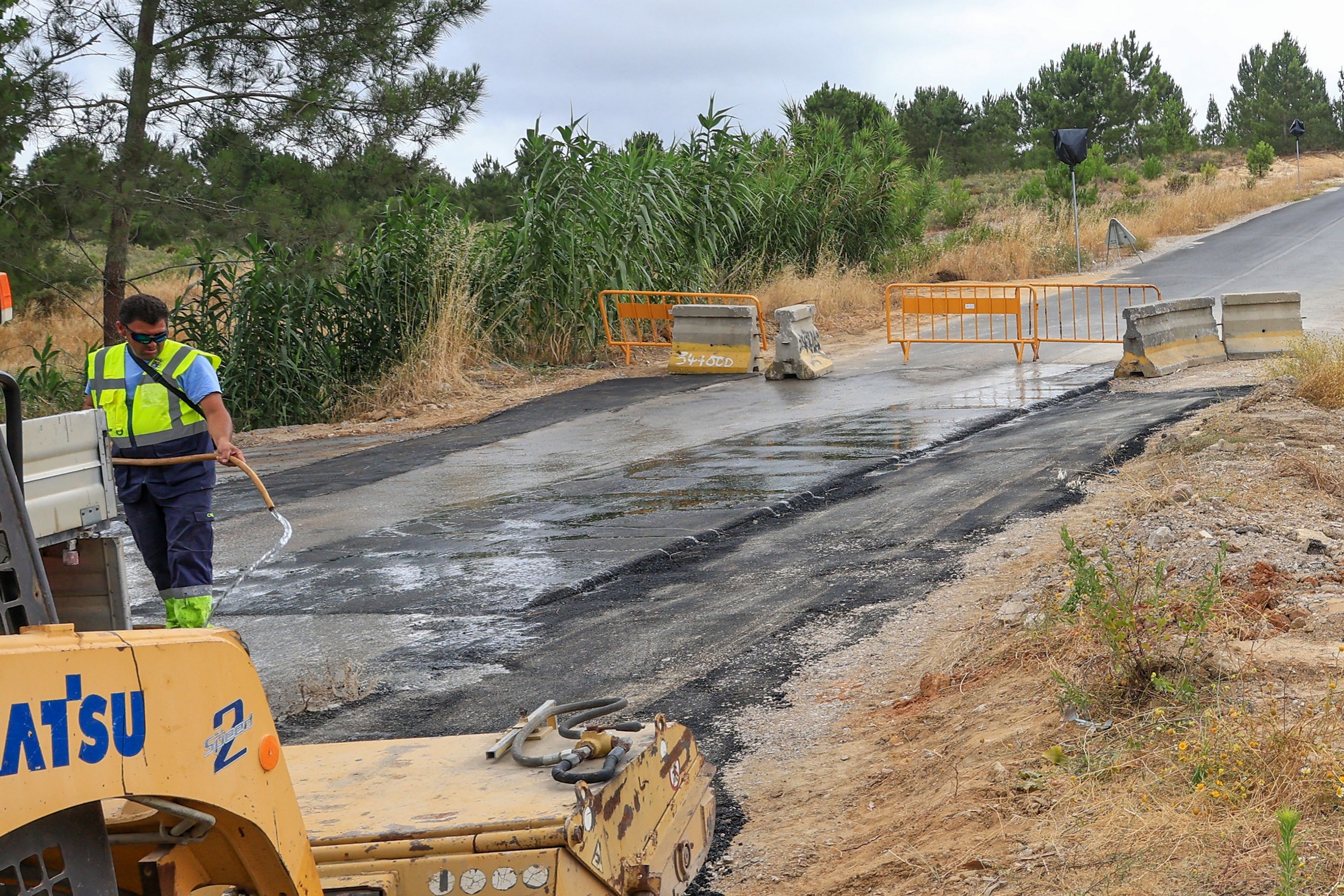 Obras para abrir via de circulação automóvel alternada provisória na Rua da Mata