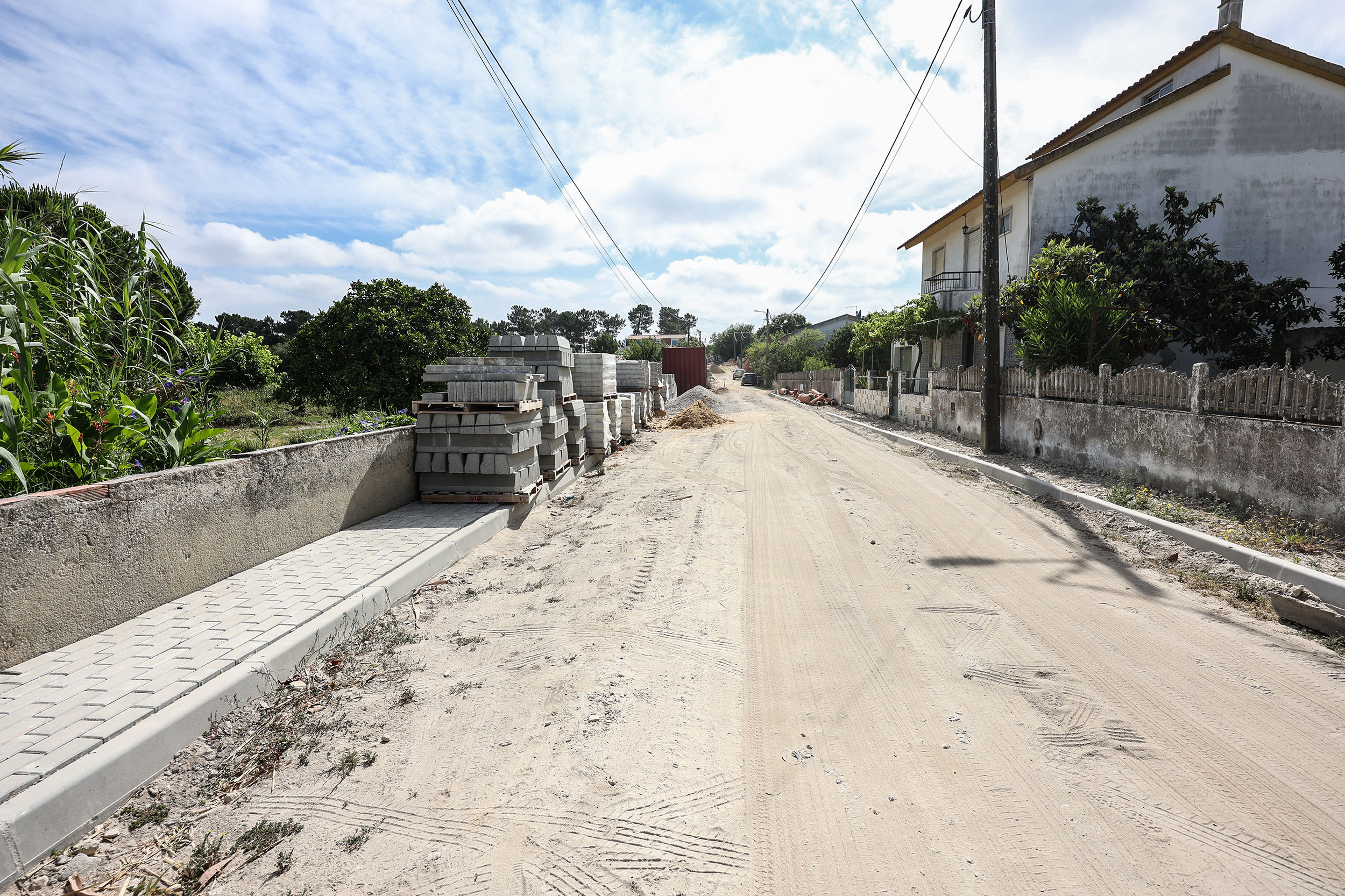 A Rua dos Morangos, em Brejos de Azeitão, vai ser alvo de beneficiação para melhoria da rede de drenagem e da mobilidade rodoviária e pedonal