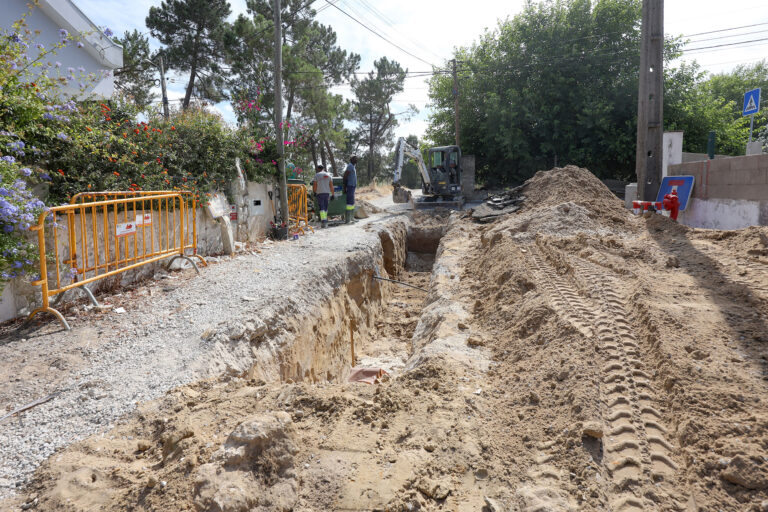 A Rua dos Morangos, em Brejos de Azeitão, vai ser alvo de beneficiação para melhoria da rede de drenagem e da mobilidade rodoviária e pedonal