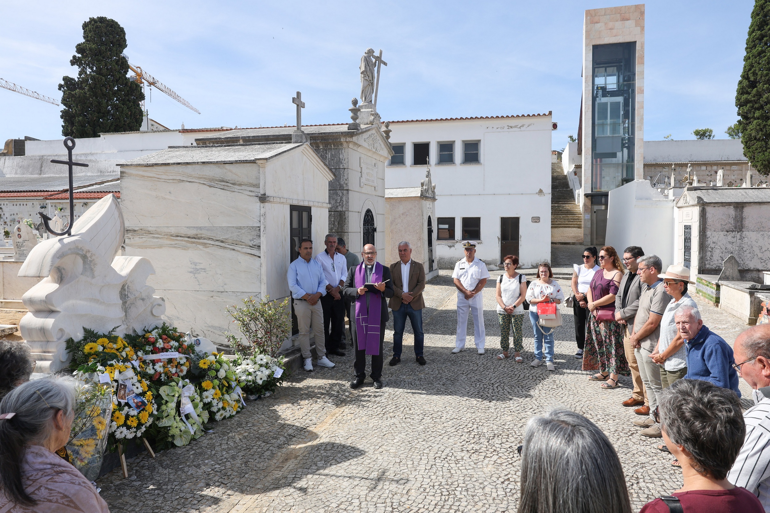Deposição de flores no Memorial aos Pescadores Setubalenses Desaparecidos, no Cemitério de Nossa Senhora da Piedade