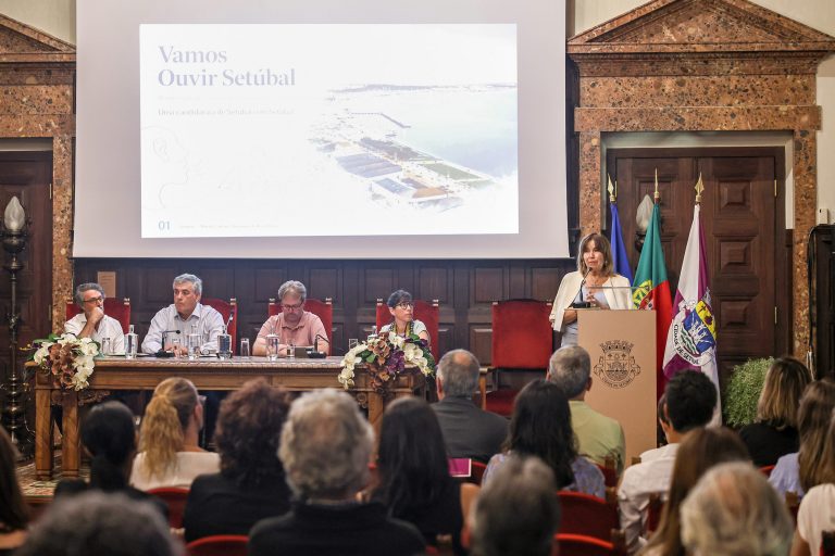 O Salão Nobre dos Paços do Concelho acolheu um conjunto de reuniões para recolha de contributos para candidatura de Setúbal a Capital Portuguesa da Cultura 2028