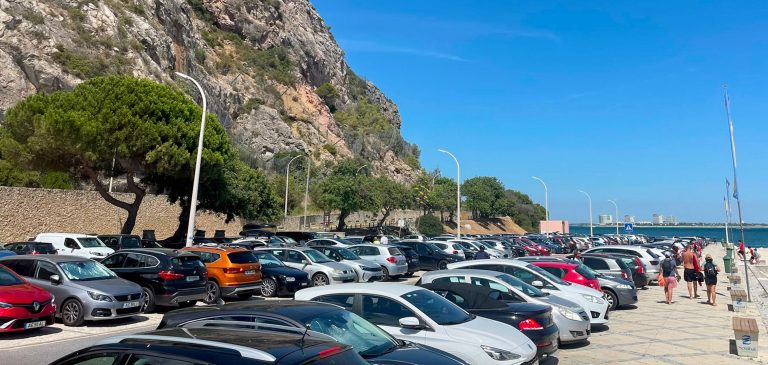 Praia da Figueirinha - parque de estacionamento