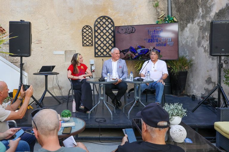 O diretor do Teatro Estúdio Fontenova, José Maria Dias, recordou o percurso da Festa do Teatro, destacando o apoio continuado do Município de Setúbal como fundamental para o crescimento e a qualidade do evento