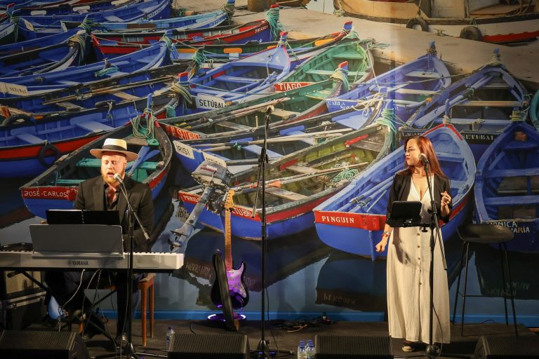 A música soul e funk dos Tiny Giant, acompanhada de vinhos da Casa Dupó, preencheram a terceira sessão das Noites da Baía com Vinho e Sons do Mundo