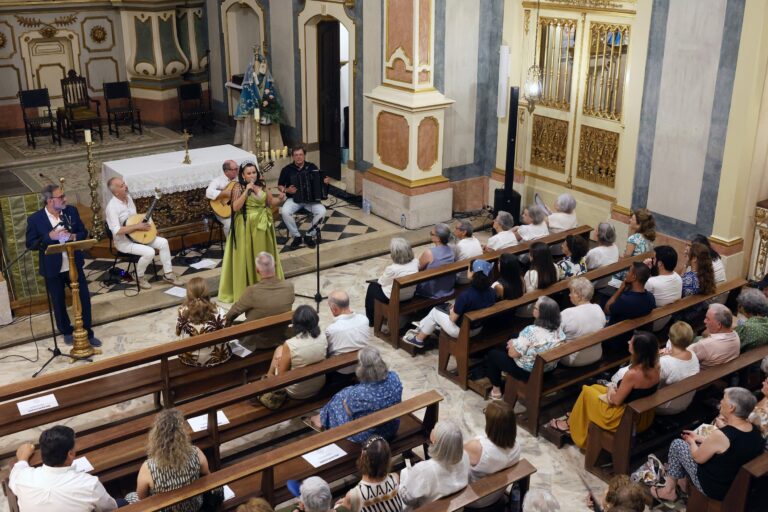 A fadista Susana Martins acompanhada por Rui do Cabo, na guitarra portuguesa, e Albano Almeida, na viola de fado