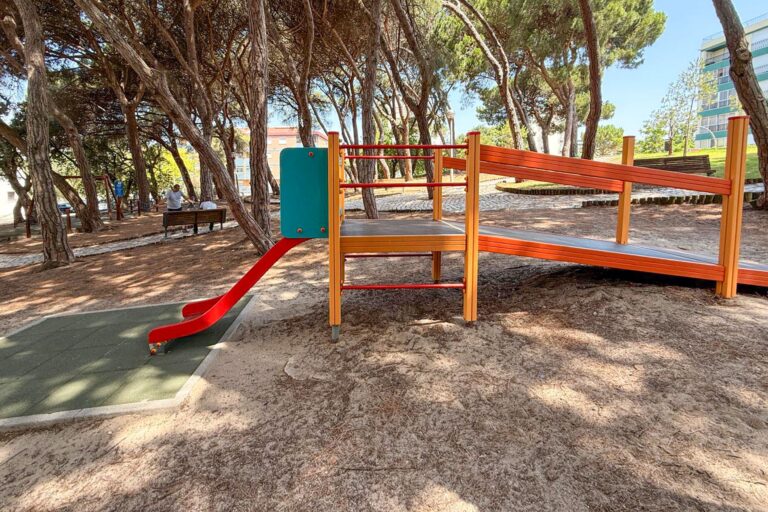 Parque Infantil de Vanicelos - Manutenção concluída