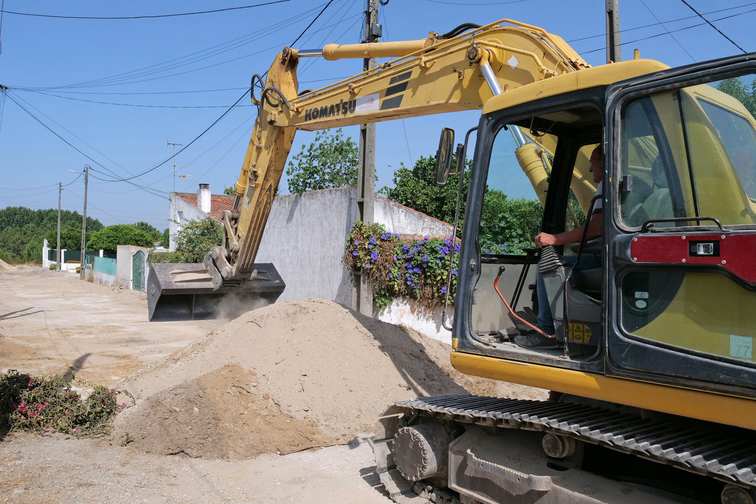 Pavimentação e drenagem pluvial avançam no troço poente da Rua da Revolução