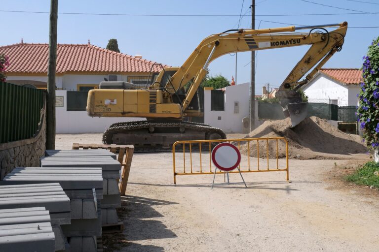 Pavimentação e drenagem pluvial avançam no troço poente da Rua da Revolução