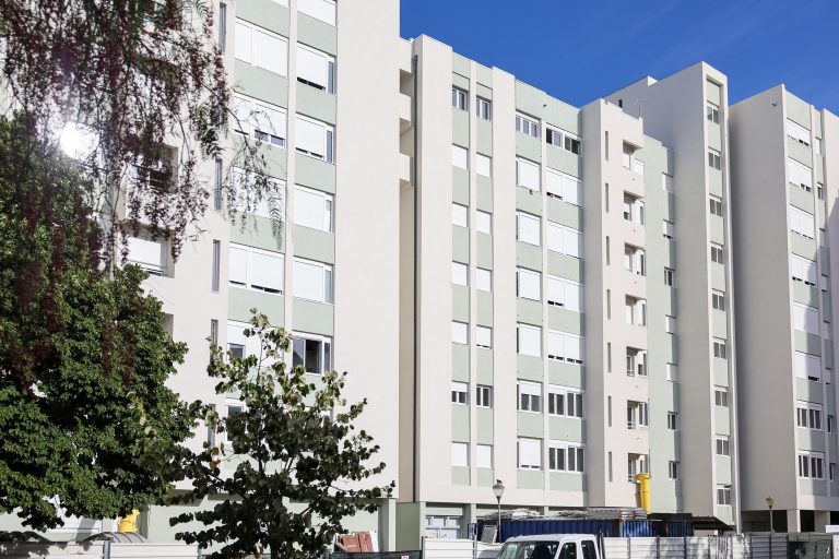 A conclusão das obras de reabilitação dos dois edifícios municipais da Quinta do Freixo está prevista para outubro