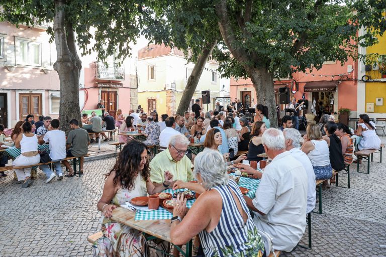 Tardes à Merceeiro, na Mercearia Confiança de Troino, no Largo da Fonte Nova