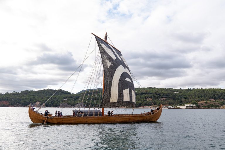 A embarcação viking Orkan, um drakkar com 28 metros de comprimento e 22 tripulantes, a navegar na costa portuguesa entre Vila Real de Santo António e Leixões, passou por Setúbal