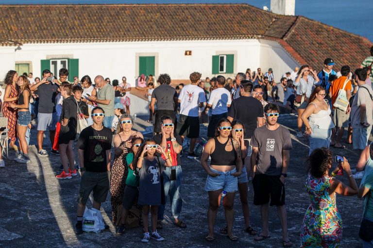 Observação do eclipse solar no Forte de São Filipe