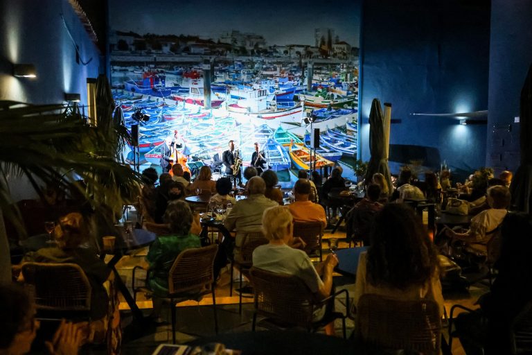 Os vinhos da Herança Sanheiro associaram-se à atuação da banda The Jukeboxers, no âmbito do ciclo Noites da Baía com Vinho e Sons do Mundo