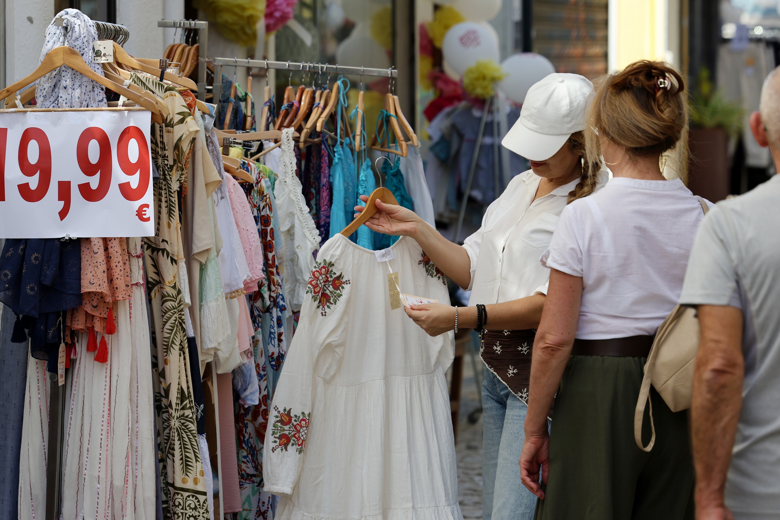Roupa, acessórios e outros produtos a preços promocionais estiveram entre os principais atrativos da iniciativa