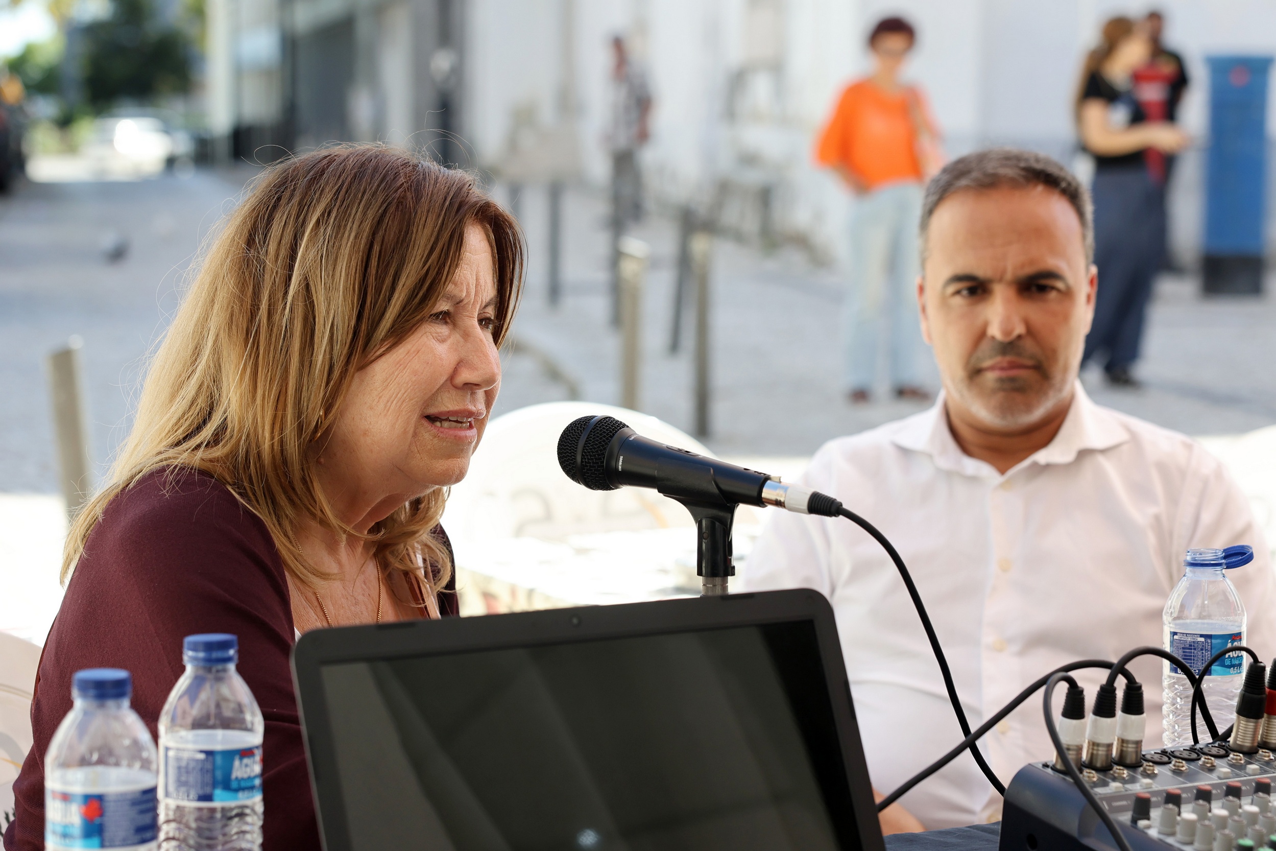 Entrevista de rua, promovida pela rádio Som da Baixa, à vice-presidente da Câmara Municipal de Setúbal, Maria do Carmo Tiago