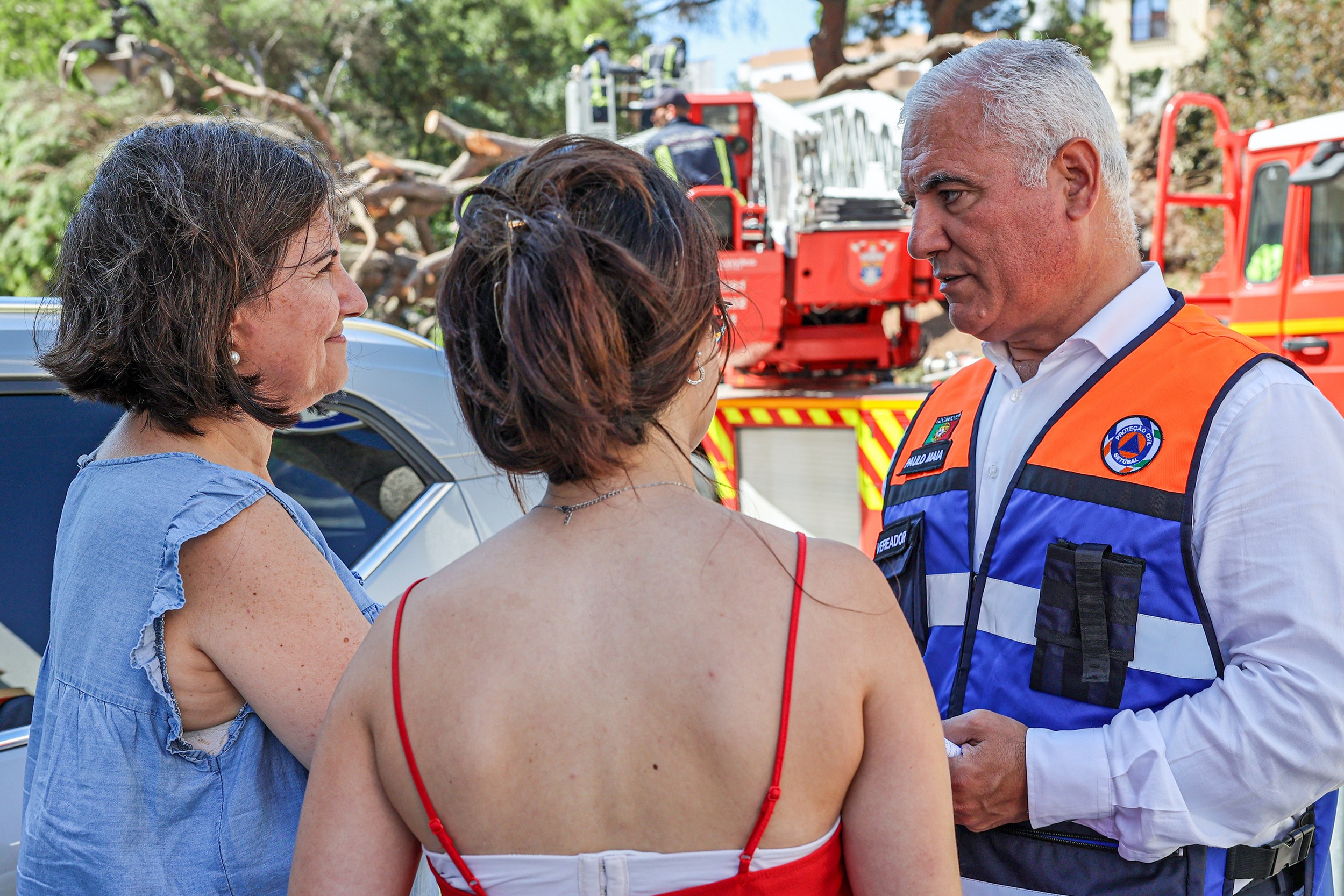 Assim que foi dado o alerta acorreram ao local equipas da Companhia de Bombeiros Sapadores, dos Bombeiros Voluntários e do Serviço Municipal de Segurança e Proteção Civil de Setúbal, acompanhados pelos vereadores na Câmara Municipal com os pelouros da Proteção Civil e do Ambiente, Paulo Maia e Bruno Russo